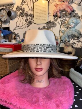 NWT SIERRA BELLA BOUTIQUE Beverly hat, a wide-brimmed fedora in an ivory